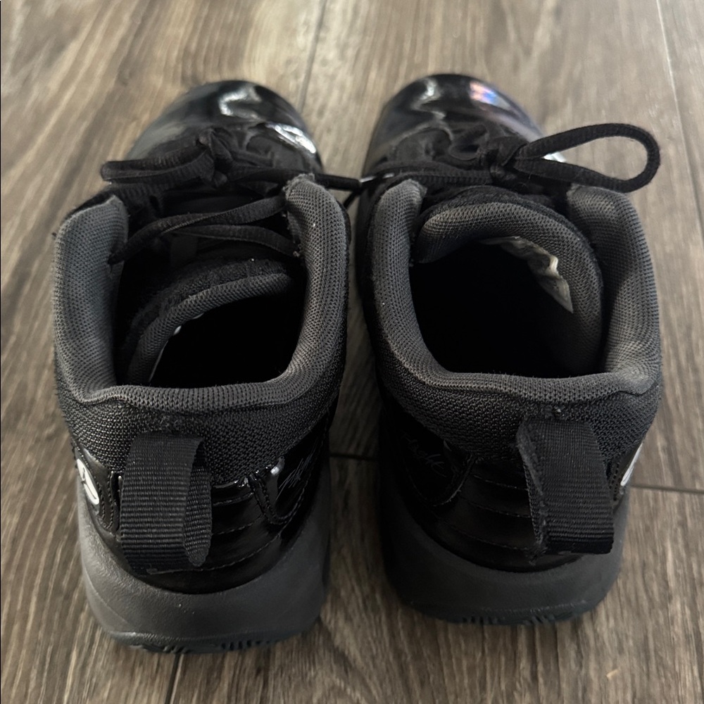Boys Black Jordan’s - Picture 4 of 8